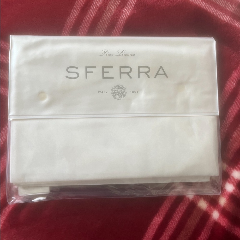 Sferra- Fiona White Fitted Sheet, Queen